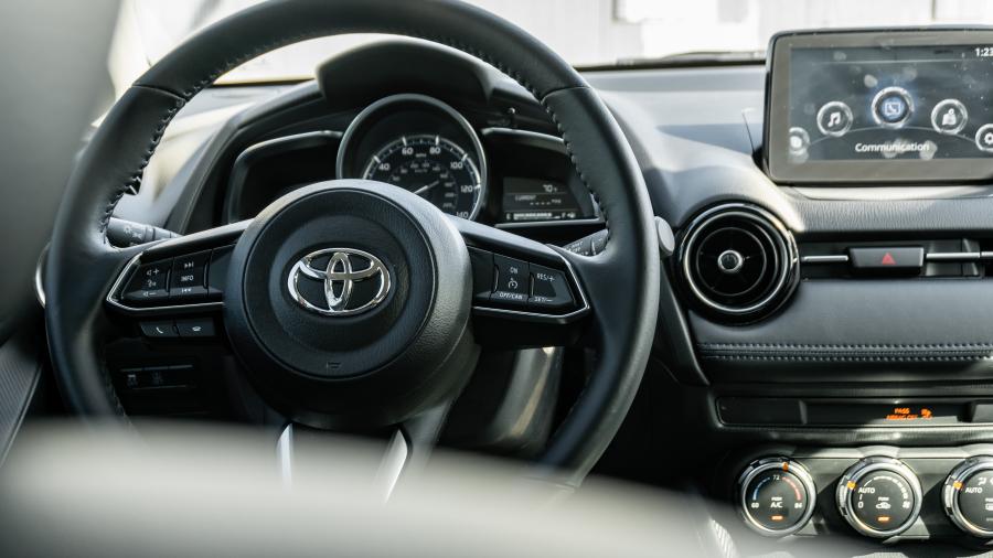 Панель приборов Toyota Yaris XLE Hatchback 2019 года  (NA) (фото 29 из 40)